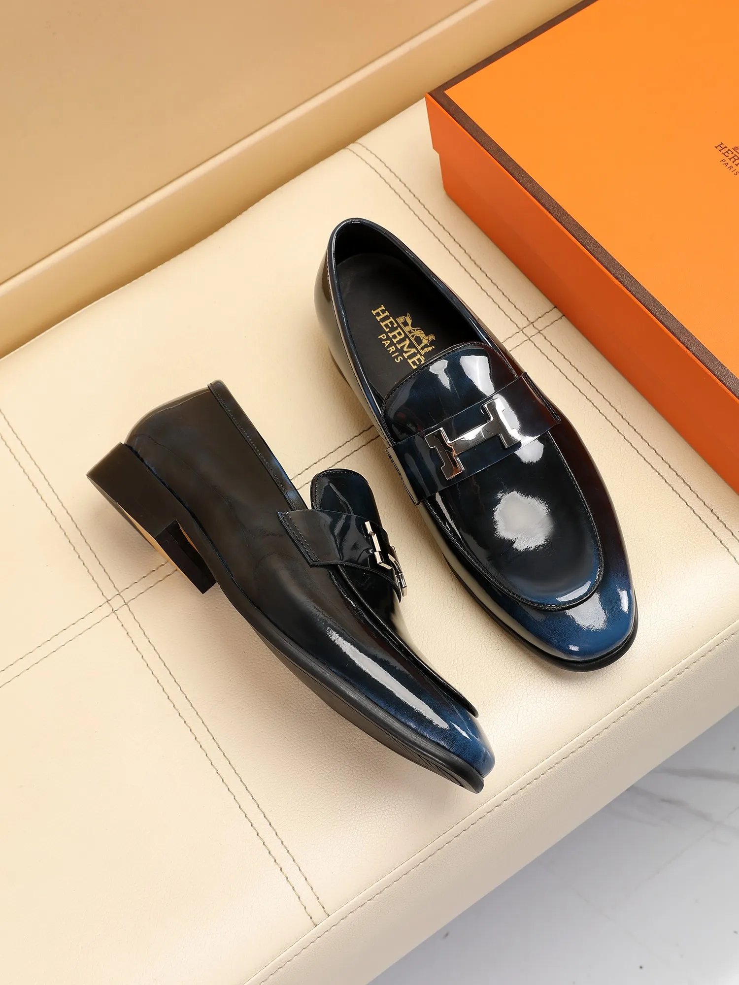 Factory price 460💶[HERMES] (cowhide lining)🍀Italian top luxury🍀He does not pursue novel styles and gorgeous colors, but attracts the favor of successful men with his flawless, elegant and classic style! This very, very comfortable, simple and stable style makes it easy to match any style! The pattern is absolutely 1:1 refined from the original case, and we strive for excellence in materials, imported cowhide + cowhide lining💪💪💪extraordinary texture👍! .Code number: 39 to 44 (38.4546 customized)